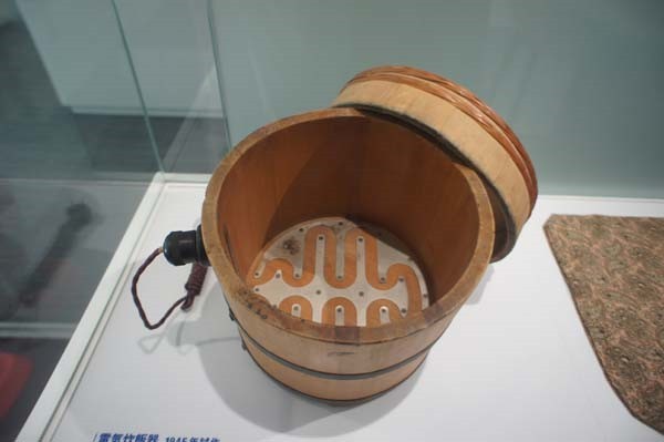 Sony: Hãng từng là công ty sản xuất nồi cơm điện Tokyo Tsushin Kenkyujo do Masaru Ibuka thành lập vào năm 1945. Sau nhiều thất bại, sản phẩm này đã không đến được thị trường. Masaru sau đó đã hợp tác với trung úy hải quân Akio Morita và chuyển hướng sang sản xuất linh kiện điện tử, đổi tên công ty thành Sony vào năm 1955. Sony: Hãng từng là công ty sản xuất nồi cơm điện Tokyo Tsushin Kenkyujo do Masaru Ibuka thành lập vào năm 1945. Sau nhiều thất bại, sản phẩm này đã không đến được thị trường. Masaru sau đó đã hợp tác với trung úy hải quân Akio Morita và chuyển hướng sang sản xuất linh kiện điện tử, đổi tên công ty thành Sony vào năm 1955.