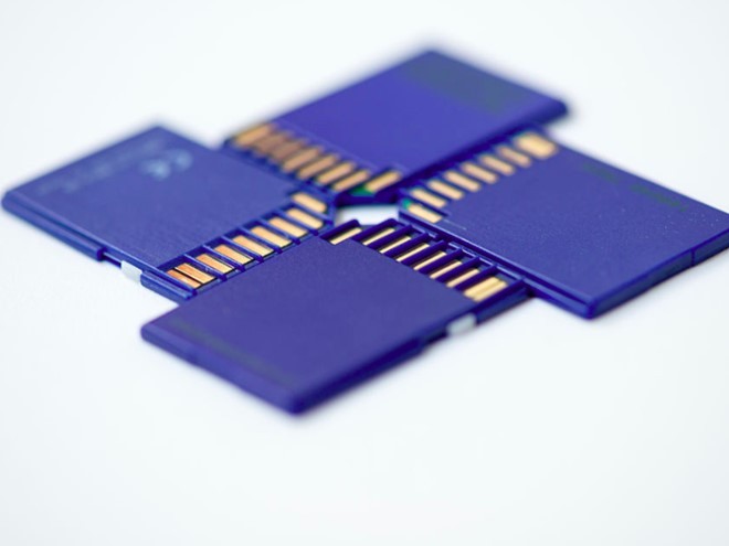 5. Thẻ nhớ ngoài:Dù iPhone 7 đã được hỗ trợ đến 256GB bộ nhớ trong, nhiều người vẫn cho rằng thẻ nhớ ngoài như trên Android là cần thiết. Về cơ bản, nó sẽ giảm giá thành thiết bị. Người dùng cũng không bị ép buộc mua những phiên bản bộ nhớ cao, vốn đắt hơn nhiều. Nhưng có lẽ đây chính là lý do Apple kiên quyết nói không với chi tiết này. 5. Thẻ nhớ ngoài:Dù iPhone 7 đã được hỗ trợ đến 256GB bộ nhớ trong, nhiều người vẫn cho rằng thẻ nhớ ngoài như trên Android là cần thiết. Về cơ bản, nó sẽ giảm giá thành thiết bị. Người dùng cũng không bị ép buộc mua những phiên bản bộ nhớ cao, vốn đắt hơn nhiều. Nhưng có lẽ đây chính là lý do Apple kiên quyết nói không với chi tiết này.