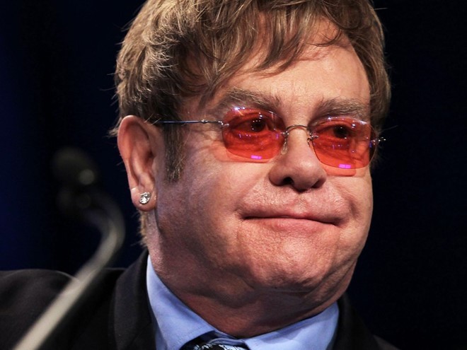 Elton John- Từ gần một thập kỷ trước, Elton John đã mạnh dạn tuyên bố thế giới nên ngưng dùng Internet. Nhạc sĩ đồng tính người Anh cho rằng, thủ phạm khiến thị phần ngành băng đĩa nhạc sụt giảm lúc bấy giờ chính là tốc độ chia sẻ trực tuyến. “Thay vì ngồi nhà viết gõ bàn phím, chúng ta hãy diễu hành trên đường phố và bảy tỏ ý kiến của mình”.