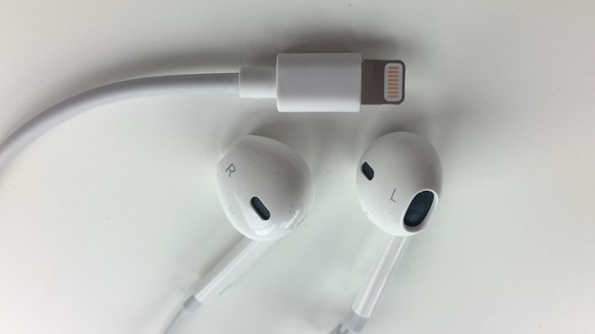 Lightning Earpods không hoạt động:Các nút điều khiển từ xa ngừng làm việc và không thể tạm dừng nhạc, hoặc sử dụng Siri.Apple đã thừa nhận lỗi nàyvà hiện đang tiến hànhsửa lỗi. Người dùngcó thể thử rút tai nghe EarPods Lightning và cắm chúng trở lại một lần nữa. Lightning Earpods không hoạt động:Các nút điều khiển từ xa ngừng làm việc và không thể tạm dừng nhạc, hoặc sử dụng Siri.Apple đã thừa nhận lỗi nàyvà hiện đang tiến hànhsửa lỗi. Người dùngcó thể thử rút tai nghe EarPods Lightning và cắm chúng trở lại một lần nữa.