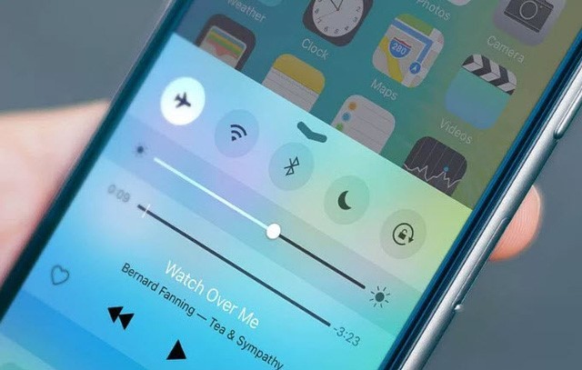 Không nhận SIM sau khi chuyển chế độ máy bay: Sau khi vô hiệu hóa chế độ máy bay trên iPhone 7 và iPhone 7 Plus và kích hoạt trở lại, thiết bị sẽ xuất hiện thông báo “không có dịch vụ” ở góc phía trên bên trái màn hình và không thể kết nối. Người dùng nên tắt nguồn, tháo thẻ SIM, lắp lại SIM và bật điện thoại trở lại. Không nhận SIM sau khi chuyển chế độ máy bay: Sau khi vô hiệu hóa chế độ máy bay trên iPhone 7 và iPhone 7 Plus và kích hoạt trở lại, thiết bị sẽ xuất hiện thông báo “không có dịch vụ” ở góc phía trên bên trái màn hình và không thể kết nối. Người dùng nên tắt nguồn, tháo thẻ SIM, lắp lại SIM và bật điện thoại trở lại.