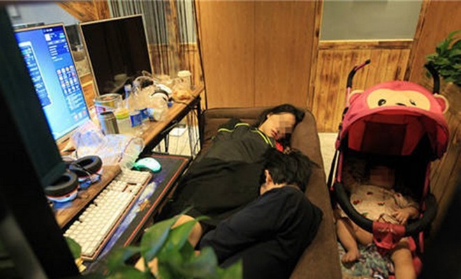 Ở Trung Quốc, quán cafe Internet là nơi trú ngụ thường xuyên của các thanh thiếu niên, những người nợ tiền nhà, người đang phải chạy trốn vì nhiều lý do hay những kẻ nghiện game khó bỏ... Bức ảnh trên chụp hồi tháng 6/2016, ghi lại cảnh một cặp vợ chồng trẻ từ Trịnh Châu tới Tân Hương (cùng thuộc tỉnh Hà Nam, Trung Quốc) để kiếm việc, đem theo cả cô con gái 10 tháng tuổi. Sau khi hết tiền thuê trọ, họ ra ở luôn tại một quán game.