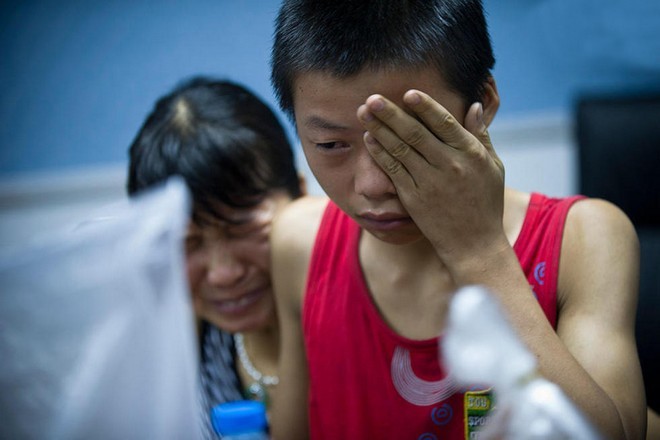 Năm 2014, một học sinh trung học cơ sở ở Thâm Quyến tên Wang Sheng mất liên lạc với gia đình trong 13 ngày. Sau đó, cậu bé được cảnh sát tìm thấy trong một quán cafe Internet. Wang Sheng cho biết cậu không thể chịu đựng được cha và mẹ kế của mình vì thường xuyên bị đánh đập và cậu không muốn về nhà. Cậu cho biết, những ngày 