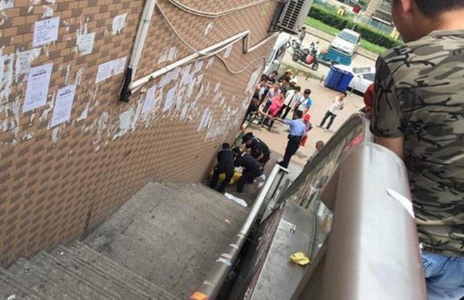 7/6/2016, một người đàn ông bước ra từ một quán game tại Nam Kinh rồi bất ngờ gục ngã và chết bên chân cầu thang. Theo những người sống tại đây, người đàn ông này đã ăn, ngủ, nghỉ ở quán game được một hoặc hai tháng. Ông không có người thân thích và người lúc nào trông cũng gầy gò ốm yếu.