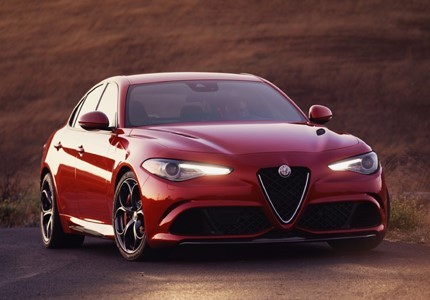 10. Alfa Romeo Giulia Quadrifoglio 2017: Đâykhông chỉ là mẫu xe mang đậm chất thể thao mà còn có thiết kế đẹp, lãng mạn và sang trọng. Chiếc xe thể hiện tính cách mạng trong phân khúc xe hạng sang cỡ nhỏ tại thị trường Mỹ với sự thay đổi trong phong cách thiết kế, nâng cấp nhiều tính năng.
