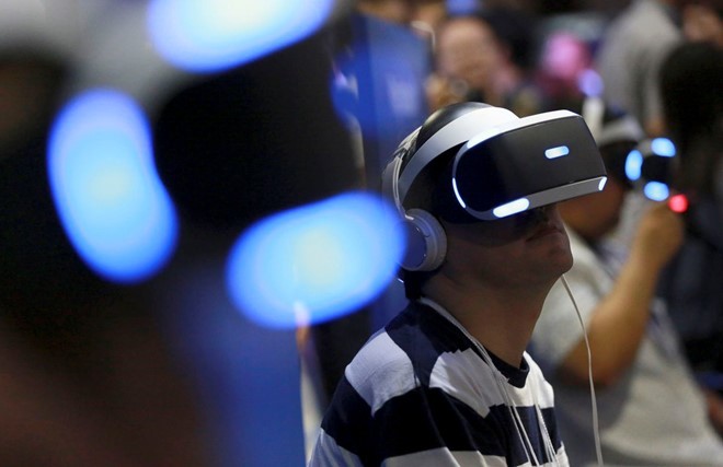 VR ở mọi nơi, và chẳng ở đâu:Tưởng rằng đây sẽ là năm của VR, nhưng Oculus Rift, HTC Vive hay PlayStation VR đều chỉ là những khối phần cứng vô hồn. Apple và Microsoft đánh cược vào AR, Magic Leap lờ mờ xuất hiện. VR vẫn đang phát triển mạnh, nhưng đây chỉ là chương đầu tiên của một tiểu thuyết dài, cho đến khi các ứng dụng, nội dung VR phát triển hơn.