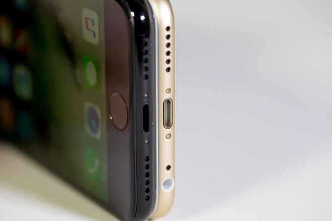 Tai nghe 3,5 mm:iPhone 7 sẽ mãi mãi thay đổi làng công nghệ với việc mạnh tay loại bỏ cổng tai nghe 3,5 mm, trong nỗ lực đẩy mạnh thế giới âm thanh không dây. Tuy vậy, tai nghe có dây vẫn đang chiếm đa số, Apple ngày càng lạm dụng cổng chuyển đổi. Hiện tại, chưa có bằng chứng cho thấy các tên tuổi khác sẽ học tập xu hướng này.