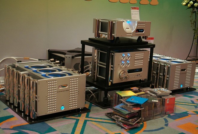 Các cặp loa tiền tỷ được hỗ trợ bởi các bộ amp đẳng cấp, dây dẫn hàng hiệu trị giá không hề thua kém.