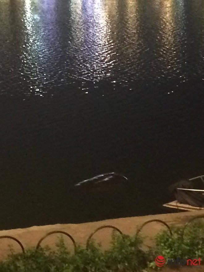 Hiện trường nơi xác "cụ rùa Hồ Gươm" đang được phong tỏa. (Ảnh: Xuân Phú) Hiện trường nơi xác "cụ rùa Hồ Gươm" đang được phong tỏa. (Ảnh: Xuân Phú)