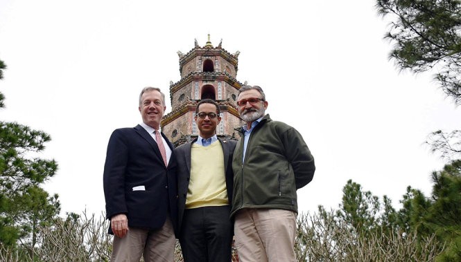 “Ở Huế, chúng tôi được đi thăm nhiều thắng cảnh và di tích đẹp, các món ăn ở đây rất ngon, siêu ngon” - ông Ted Osius vui cười chia sẻ bằng tiếng Việt - Ảnh: Nguyên Linh.