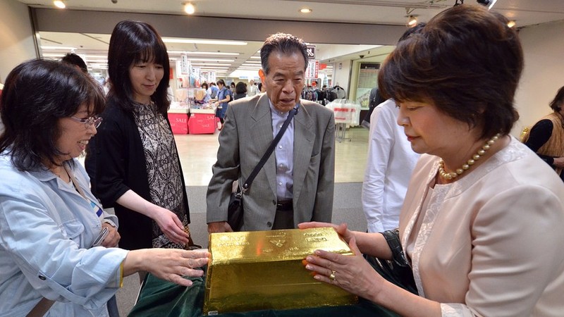 Giá vàng Ta – Tây sát nhau chưa từng thấy!