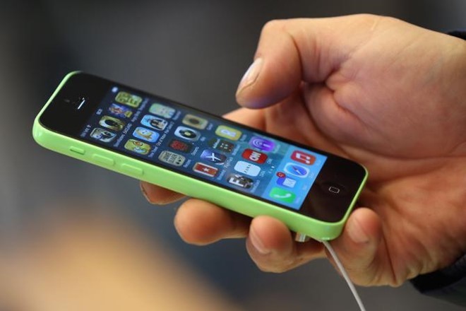 Apple được yêu cầu mở cửa hậu trên iPhone 5C. Apple được yêu cầu mở cửa hậu trên iPhone 5C.