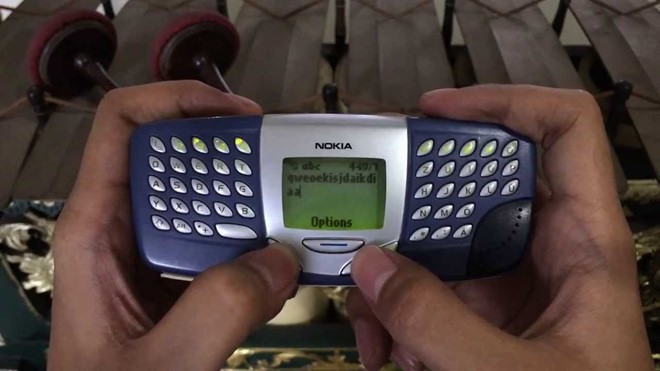 Nokia 5510:Đây vốn là phiên bản tạo tiền đề cho N-Gage. Điện thoại ra mắt năm 2001 với giá 200 Euro và có tổng cộng 45 phím bấm. Nokia 5510:Đây vốn là phiên bản tạo tiền đề cho N-Gage. Điện thoại ra mắt năm 2001 với giá 200 Euro và có tổng cộng 45 phím bấm.