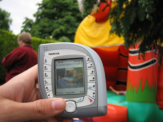 Nokia 7600:Ra mắt năm 2003, máy lấy cảm hứng từ những giọt nước. Kích thước và hình dạng của thiết bị đòi hỏi người dùng phải cầm bằng hai tay mới có thể thao tác thoải mái. Model này giống với máy chơi game gà ảo Tamagotchi lừng danh. Nokia 7600:Ra mắt năm 2003, máy lấy cảm hứng từ những giọt nước. Kích thước và hình dạng của thiết bị đòi hỏi người dùng phải cầm bằng hai tay mới có thể thao tác thoải mái. Model này giống với máy chơi game gà ảo Tamagotchi lừng danh.