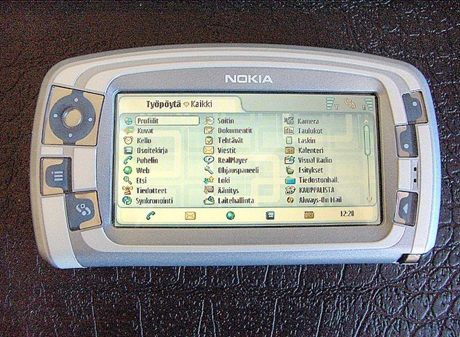 Nokia 7710:Thiết bịđược xây dựng dựa trên 7700 nhưng không yểu mệnh như model tiền nhiệm. Đây là điện thoại màn hình cảm ứng đầu tiên của Nokia đi kèm camera 1 MP quay video, khả năng phát nhạc MP3 và tích hợp trình duyệt web. Máy nặng 190 gram và có giá khoảng 500 Euro. Nokia 7710:Thiết bịđược xây dựng dựa trên 7700 nhưng không yểu mệnh như model tiền nhiệm. Đây là điện thoại màn hình cảm ứng đầu tiên của Nokia đi kèm camera 1 MP quay video, khả năng phát nhạc MP3 và tích hợp trình duyệt web. Máy nặng 190 gram và có giá khoảng 500 Euro.