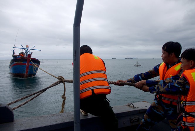 Tàu BP 320602 lai dắt tàu cá gặp nạn vào bờ - Ảnh: Công Cường Tàu BP 320602 lai dắt tàu cá gặp nạn vào bờ - Ảnh: Công Cường
