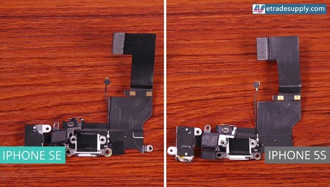 Các kết nối trên cổng sạc của iPhone SE cũng được làm khác so với 5S.