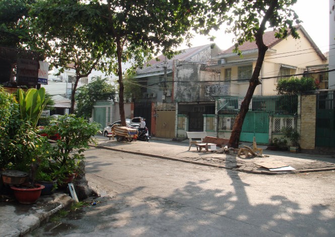 Một thiết kế khu dân cư đầu thập niên 1960 ở Sài Gòn: các ngôi nhà nửa biệt thự, nửa nhà phố một trệt, một lầu nằm quanh một giếng trời của khu rộng khoảng 300-500m2. Ảnh chụp trên đường trên đường Phạm Văn Hai (Tân Bình, TP.HCM) hiện vẫn còn khá nguyên vẹn (riêng vạt cỏ của giếng trời đã bị lát ximăng). Toàn khu có đường thông ra ngoài ở ba phía (đường bên dưới ảnh thông ra một con hẻm 10m để ra đường Phạm Văn Hai, Lê Văn Sỹ - Ảnh: M.C.