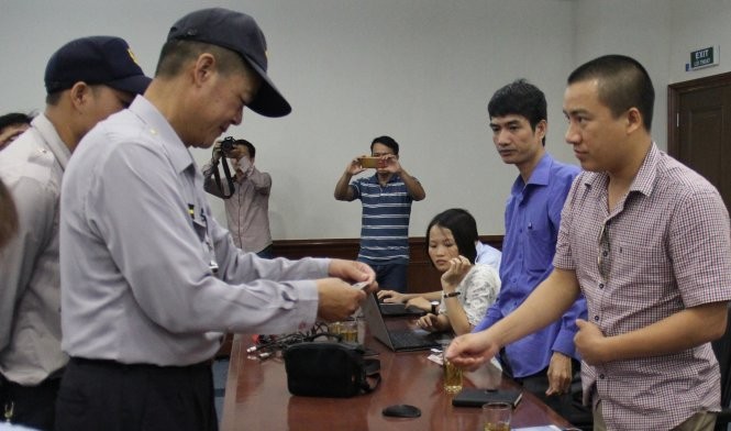 Nhân viên Formosa kiểm tra thẻPV tham dự buổi họp báo - Ảnh: Hồ Văn Nhân viên Formosa kiểm tra thẻPV tham dự buổi họp báo - Ảnh: Hồ Văn