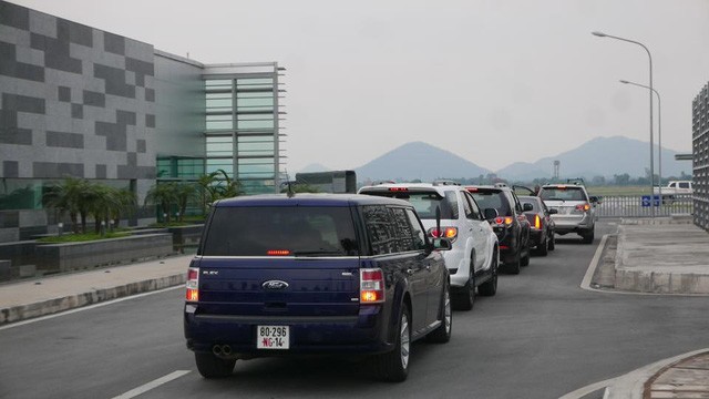 Đoàn xe đón ông Obama đã rời khách sạn đến Sân bay Nội Bài ảnh 14