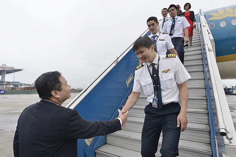 Đại diện VNA chào đón tổ bay và máy bay A350 thứ 5 của Hãng.