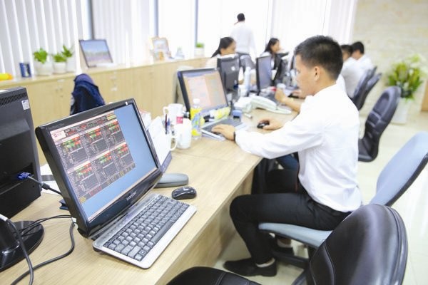 Không có sức hút nào khiến người dân dịch chuyển từ nắm giữ vàng, ngoại tệ sang tiền đồng mạnh như chứng khoán! Ảnh: THÀNH HOA