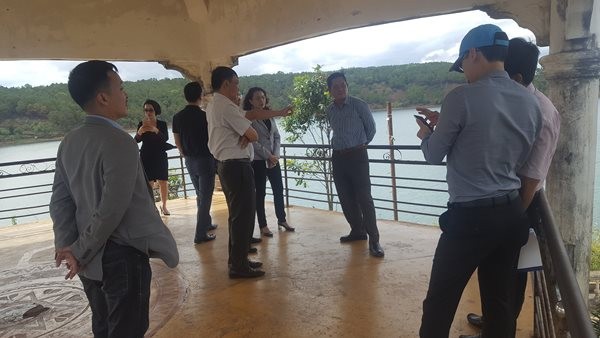 Lãnh đạo FLC cùng lãnh đạo Gia Lai khảo sát khu vực Biển Hồ. (Ảnh: Sở KH&ĐT Gia Lai)