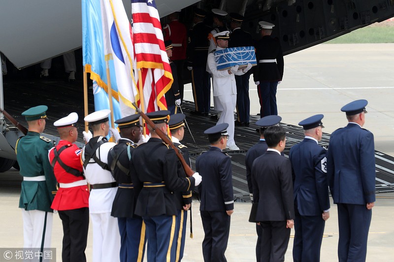 Hài cốt lính Mỹ được chuyển xuống máy bay tại căn cứ Osan ở Hàn Quốc.