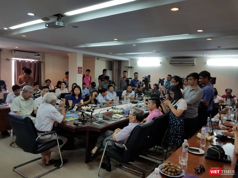 Quang cảnh buổi sinh hoạt chuyên đề "Công nghệ giáo dục trong kỷ nguyên 4.0" của CLB Cafe Số với người diễn thuyết là Giáo sư Hồ Ngọc Đại