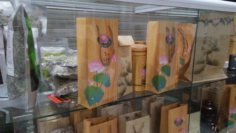 Những sản phẩm được làm từ lá sen, gạo sen sau khi đã tách đủ số nhị sen để ướp trà được bày bán tại quầy trưng bày ở nhà riêng nghệ nhân Ngô Văn Xiêm. Những sản phẩm được làm từ lá sen, gạo sen sau khi đã tách đủ số nhị sen để ướp trà được bày bán tại quầy trưng bày ở nhà riêng nghệ nhân Ngô Văn Xiêm.