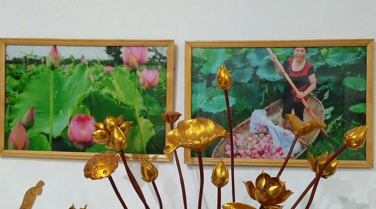 Đầm sen của gia đình nghệ nhân Ngô Văn Xiêm được treo trang trọng tại phòng khách. Đầm sen của gia đình nghệ nhân Ngô Văn Xiêm được treo trang trọng tại phòng khách.