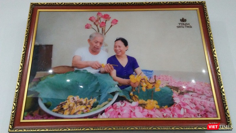 Vợ chồng nghệ nhân Ngô Văn Xiêm trong một bức ảnh đặt tại phòng khách.