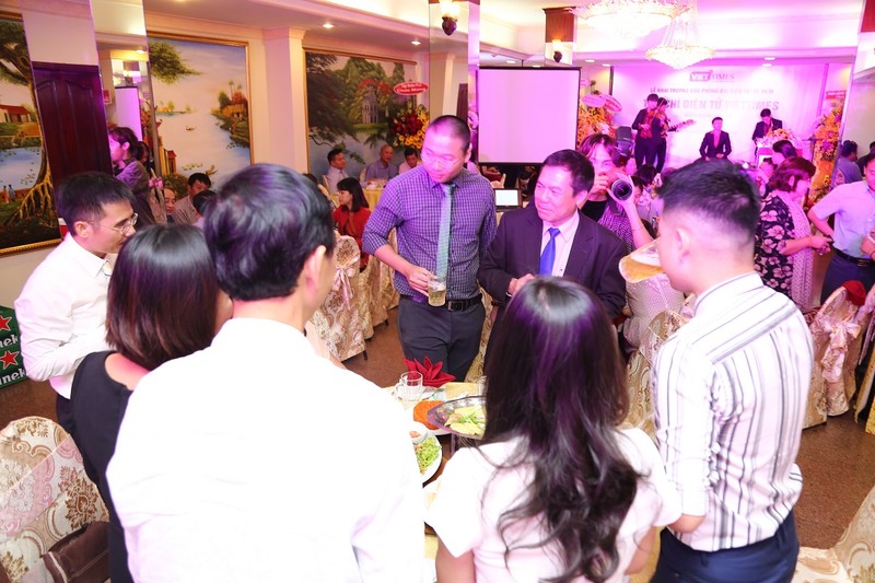 Đại diện Ban lãnh đạo Tạp chí điện tử VietTimes tri ân quan khách và các đại biểu tham dự lễ ra mắt Văn phòng đại diện VietTimes tại Tp. HCM.