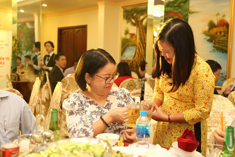 Trưởng Văn phòng đại diện VietTimes tại Tp. HCM Phí Lê Mai cụng ly cảm ơn đại diện chính quyền Tp. HCM.