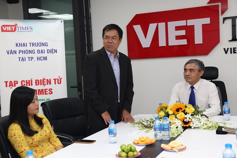 Nhà báo Lê Thọ Bình - P. Tổng Biên tập phụ trách Tạp chí điện tử VietTimes báo cáo về việc thành lập VPĐD tại Tp. HCM.