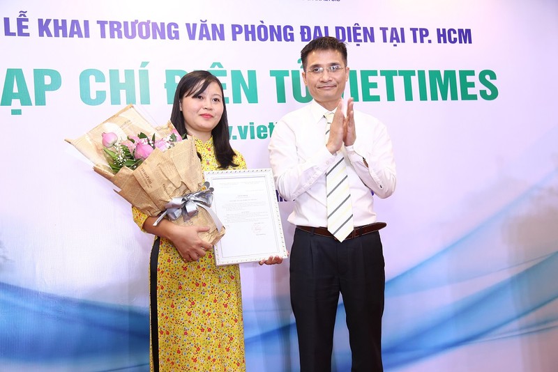 Ông Đinh Văn Hải - Phó Tổng Thư ký VDCA đặc trách, Chủ nhiệm Tạp chí điện tử VietTimes - trao Quyết định bổ nhiệm Trưởng Văn phòng đại diện VietTimes tại Tp. HCM cho Nhà báo Phí Lê Mai.