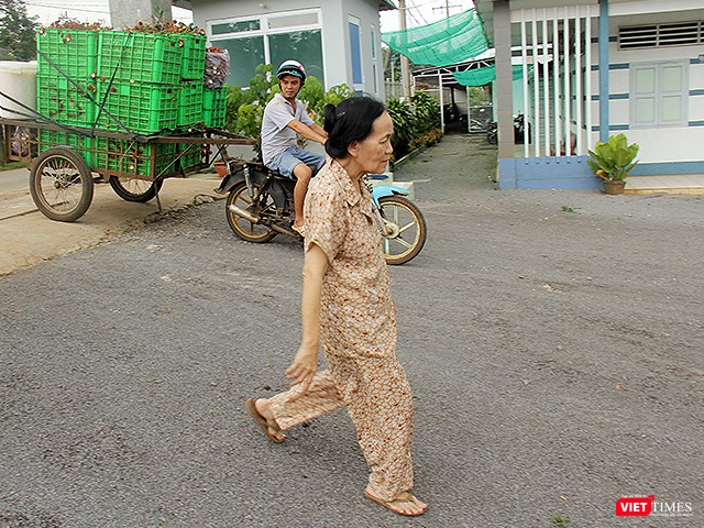 Bà Ba Sương đang đón một xe hàng chôm chôm vừa thu mua xong được chở tới nhà máy.