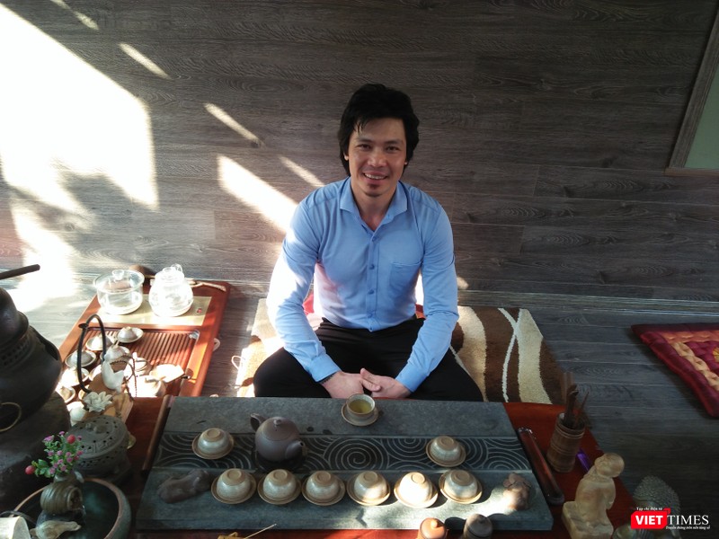 Nghệ nhân Phạm Thế Anh - "cha đẻ" của dòng gốm Hồng Sa (dòng gốm được hình thành từ phù sa sông Hồng).