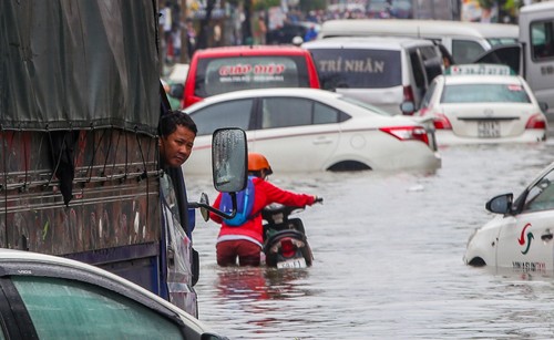 Sáng 26/11, một số tuyến phố tại TP HCM vẫn còn ngập nặng. Ảnh: Quỳnh Trần.