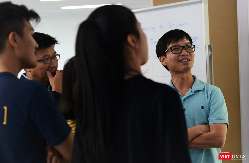 ...Nhưng đó chính là TS. Lê Viết Quốc - nhà khoa học AI lừng danh trong giới công nghệ! ...Nhưng đó chính là TS. Lê Viết Quốc - nhà khoa học AI lừng danh trong giới công nghệ!