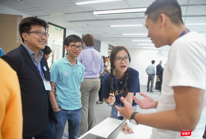 Bạn có nghĩ chàng trai nhỏ bé mặc quần jean, vận áo thun xanh, đi giày thể thao này là một trong những "bộ não" của Google?... Bạn có nghĩ chàng trai nhỏ bé mặc quần jean, vận áo thun xanh, đi giày thể thao này là một trong những "bộ não" của Google?...