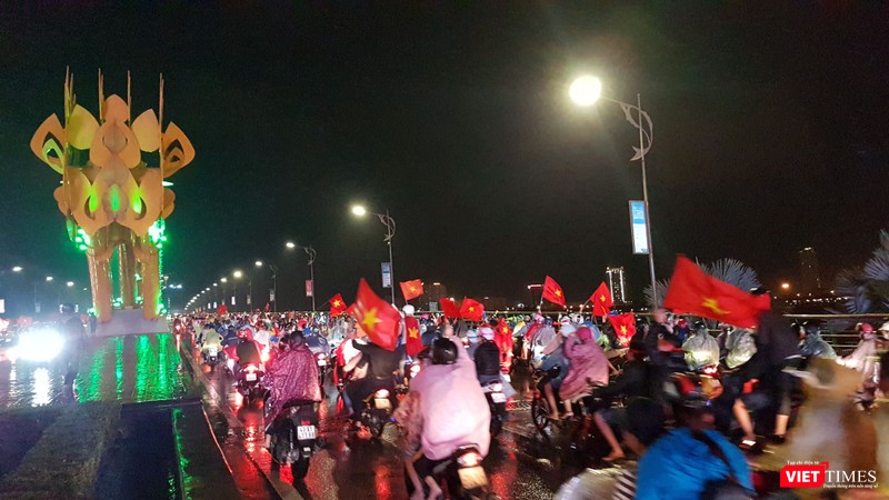 Người hâm mộ Đà Nẵng bất chấp thời tiết, mưa và lạnh, đổ về các tuyến đường trung tâm TP Đà Nẵng để ăn mừng chiến thắng của đội tuyển Việt Nam.