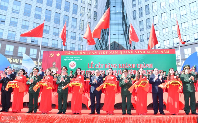 Cắt băng khánh thành Cụm công trình trung tâm Bệnh viện Trung ương Quân đội 108. (Ảnh: VGP)