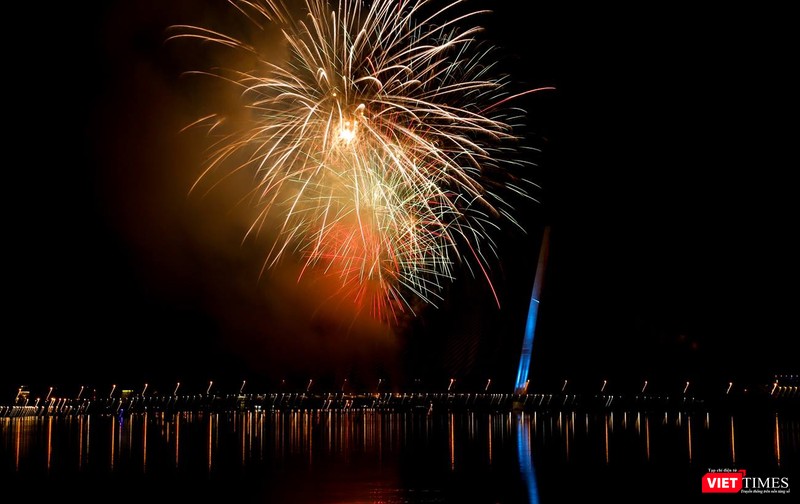 Màn pháo hoa ấn tượng chào đón năm mới bên bờ sông Hàn của thành phố lớn nhất miền Trung.