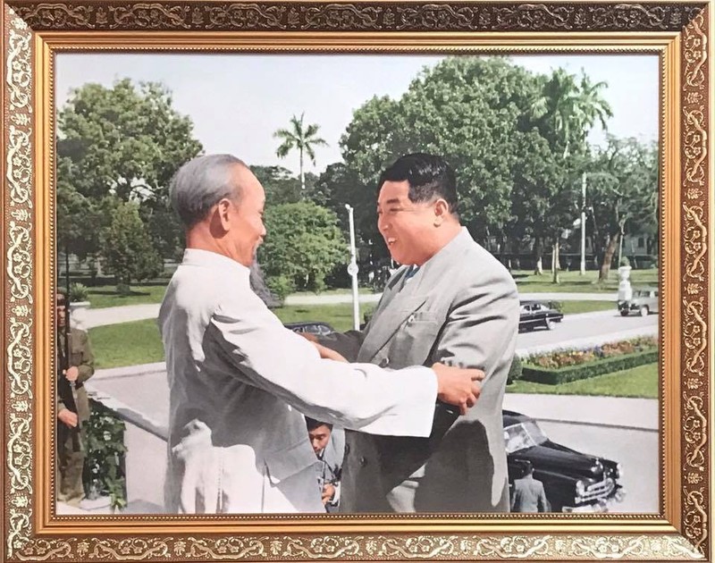 Chủ tịch Hồ Chí Minh đón nhà lãnh đạo Triều Tiên Kim Nhật Thành - ông nội ông Kim Jong Un -tại Hà Nội năm 1958. (Ảnh: Facebook Đại sứ Lê Bá Vinh).