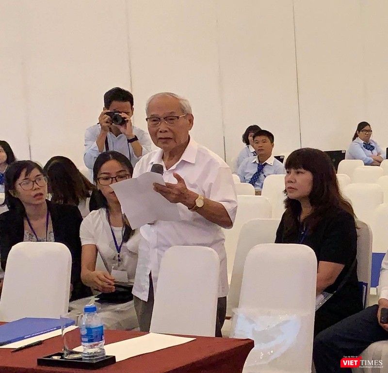 Ông Nguyễn Chấn đã bất ngờ xuất hiện tại ĐHĐCĐ Eximbank hôm qua 21/6/2019 để tố cáo con trai Nguyễn Quốc Toàn. Ông Nguyễn Chấn đã bất ngờ xuất hiện tại ĐHĐCĐ Eximbank hôm qua 21/6/2019 để tố cáo con trai Nguyễn Quốc Toàn.