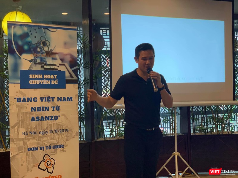 Cuối bài phát biểu dài khoảng 20 phút của mình, giọng CEO Asanzo nghẹn lại chực khóc... Cuối bài phát biểu dài khoảng 20 phút của mình, giọng CEO Asanzo nghẹn lại chực khóc...