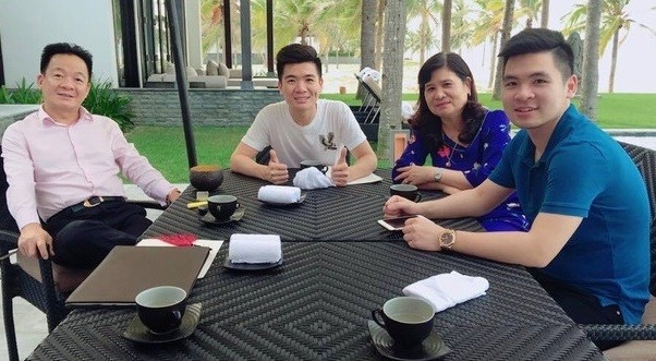 "Bầu" Hiển cùng vợ (Lê Thanh Hòa) và hai con trai (Đỗ Quang Vinh, Đỗ Vinh Quang). (Ảnh: Internet)