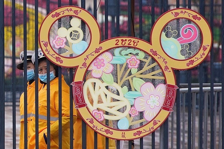 Nhân viên đeo khẩu trang tại Disney Resort ở Thượng Hải ngày 25/1. Ảnh: Reuters Nhân viên đeo khẩu trang tạiDisney Resort ở Thượng Hải ngày 25/1. Ảnh: Reuters