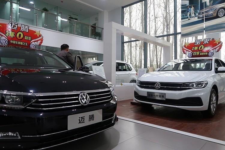 Những chiếc Bora và Magotan của Volkswagentrưng bày tại một đại lý ở Pingdingshan, Hà Nam, Trung Quốc. Ảnh: Reuters Những chiếcBora và Magotan của Volkswagentrưng bày tại một đại lý ở Pingdingshan, Hà Nam, Trung Quốc. Ảnh: Reuters